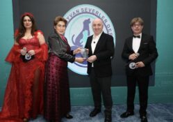 Darıca’da Dev Buluşma: Vefa Ödülleri Sahiplerini BulduKOCAELİ – Darıca Hayvan Sevenler Derneği tarafından geleneksel olarak düzenlenen “Vefa Ödülleri”, bu yıl Darıca protokolünün tam kadro katılımı ve Türkiye’nin tanınmış simalarının desteğiyle gerçekleştirildi. Darıca Balıkçısı Restoran’da düzenlenen gecede, sokak hayvanları için emek veren gönüllülere “Hizmete Vefa Ödülleri” takdim edilirken, birlik ve beraberlik mesajları ön plana çıktı.